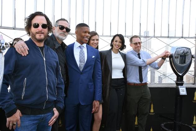 NEW YORK, NY: APRIL 29: Kim Coates, Jeffrey Dean Morgan, Gaius Charles, Lauren Cohan, Dascha Polanco and Scott M. Gimple pictured as The cast of AMCÕs The Walking Dead: Dead City visit the Empire State Building Ahead of the Season Two Premiere on April 29, 2025 in New York City. Copyright: xMediaPunchx