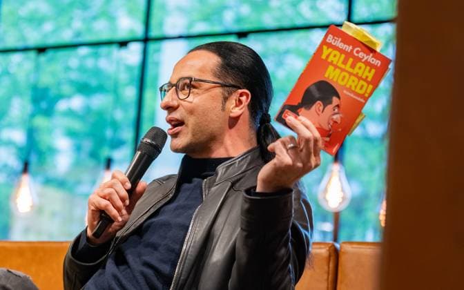 Entertainment Themen der Woche KW18 Entertainment Bilder des Tages 20250429 Star-Comedian Buelent Ceylan praesentiert Yallah Mord WIEN, OESTERREICH - 29. APRIL: Star-Comedian Buelent Turan Ceylan waehrend der Praesentation seiner 2024 in der Wiener edition a ersten erschienene Krimikomoedie -Yallah Mord bei Thalia Wien - Mariahilfer Strasse am 29. April 2025 in Wien, Oesterreich. 250429_SEPA_17_038 Copyright: xIsabellexOuvrardx SEPAxMedia
