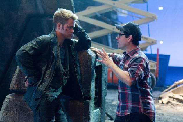 Star Trek Into Darkness (2013) - filmstill CHRIS PINE, J. J. ABRAMS (Director) on the set of Star Trek Into Darkness (2013) EDITORIAL USE ONLY Copyright: xFSN-Bx