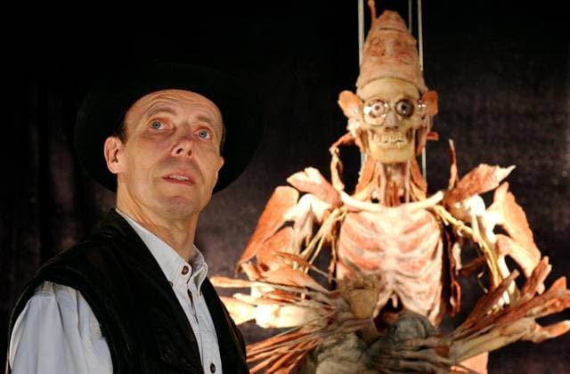 Professor Gunther von Hagens Professor Gunter von Hagens July 2002 Professor Gunther von Hagens with one of his new works entitled Mystical Plastinate at the Body Worlds exhibition at the Atlantis Gallery in Brick Lane. 12 July 2002 photo Andy Paradise Copyright: xAndyxParadisex DMGTCHPDPICT000377127531
