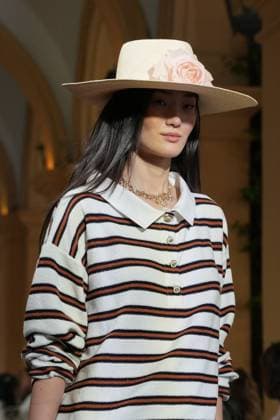 CHANEL Cruise Lago di Como 2025 2026 Runway A model walks the runway at the Chanel Cruise 2025 fashion show at Villa D Este on April 29, 2025 in Como, Italy Photo by Lucia Sabatelli Bestimage Como Italie  Copyright: xLuciaxSabatellix xBestimagexLuciaxSabatellix xBestimagex