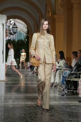 CHANEL Cruise Lago di Como 2025 2026 Runway A model walks the runway at the Chanel Cruise 2025 fashion show at Villa D Este on April 29, 2025 in Como, Italy Photo by Lucia Sabatelli Bestimage Como Italie  Copyright: xLuciaxSabatellix xBestimagexLuciaxSabatellix xBestimagex