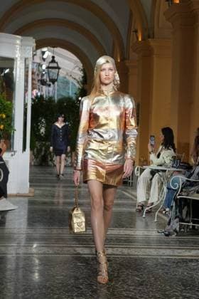 CHANEL Cruise Lago di Como 2025 2026 Runway A model walks the runway at the Chanel Cruise 2025 fashion show at Villa D Este on April 29, 2025 in Como, Italy Photo by Lucia Sabatelli Bestimage Como Italie  Copyright: xLuciaxSabatellix xBestimagexLuciaxSabatellix xBestimagex