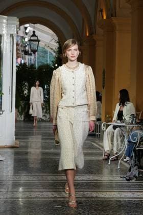 CHANEL Cruise Lago di Como 2025 2026 Runway A model walks the runway at the Chanel Cruise 2025 fashion show at Villa D Este on April 29, 2025 in Como, Italy Photo by Lucia Sabatelli Bestimage Como Italie  Copyright: xLuciaxSabatellix xBestimagexLuciaxSabatellix xBestimagex