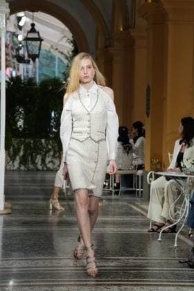 CHANEL Cruise Lago di Como 2025 2026 Runway A model walks the runway at the Chanel Cruise 2025 fashion show at Villa D Este on April 29, 2025 in Como, Italy Photo by Lucia Sabatelli Bestimage Como Italie  Copyright: xLuciaxSabatellix xBestimagexLuciaxSabatellix xBestimagex