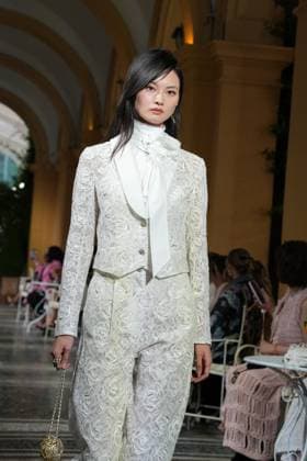CHANEL Cruise Lago di Como 2025 2026 Runway A model walks the runway at the Chanel Cruise 2025 fashion show at Villa D Este on April 29, 2025 in Como, Italy Photo by Lucia Sabatelli Bestimage Como Italie  Copyright: xLuciaxSabatellix xBestimagexLuciaxSabatellix xBestimagex