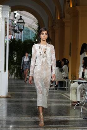 CHANEL Cruise Lago di Como 2025 2026 Runway A model walks the runway at the Chanel Cruise 2025 fashion show at Villa D Este on April 29, 2025 in Como, Italy Photo by Lucia Sabatelli Bestimage Como Italie  Copyright: xLuciaxSabatellix xBestimagexLuciaxSabatellix xBestimagex