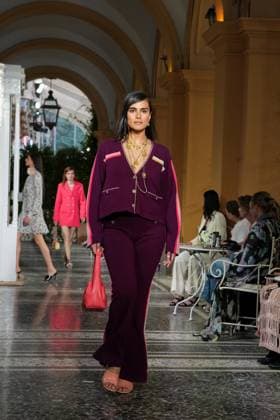 CHANEL Cruise Lago di Como 2025 2026 Runway A model walks the runway at the Chanel Cruise 2025 fashion show at Villa D Este on April 29, 2025 in Como, Italy Photo by Lucia Sabatelli Bestimage Como Italie  Copyright: xLuciaxSabatellix xBestimagexLuciaxSabatellix xBestimagex