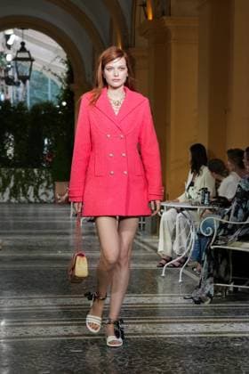 CHANEL Cruise Lago di Como 2025 2026 Runway A model walks the runway at the Chanel Cruise 2025 fashion show at Villa D Este on April 29, 2025 in Como, Italy Photo by Lucia Sabatelli Bestimage Como Italie  Copyright: xLuciaxSabatellix xBestimagexLuciaxSabatellix xBestimagex