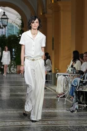 CHANEL Cruise Lago di Como 2025 2026 Runway A model walks the runway at the Chanel Cruise 2025 fashion show at Villa D Este on April 29, 2025 in Como, Italy Photo by Lucia Sabatelli Bestimage Como Italie  Copyright: xLuciaxSabatellix xBestimagexLuciaxSabatellix xBestimagex