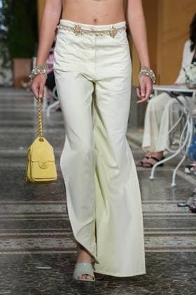 CHANEL Cruise Lago di Como 2025 2026 Runway A model walks the runway at the Chanel Cruise 2025 fashion show at Villa D Este on April 29, 2025 in Como, Italy Photo by Lucia Sabatelli Bestimage Como Italie  Copyright: xLuciaxSabatellix xBestimagexLuciaxSabatellix xBestimagex