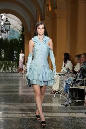 CHANEL Cruise Lago di Como 2025 2026 Runway A model walks the runway at the Chanel Cruise 2025 fashion show at Villa D Este on April 29, 2025 in Como, Italy Photo by Lucia Sabatelli Bestimage Como Italie  Copyright: xLuciaxSabatellix xBestimagexLuciaxSabatellix xBestimagex