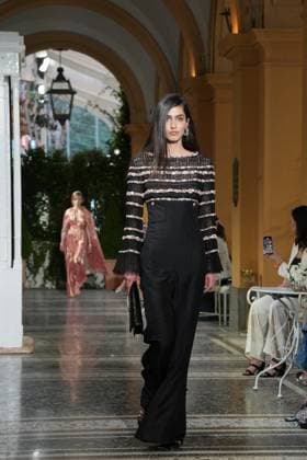 CHANEL Cruise Lago di Como 2025 2026 Runway A model walks the runway at the Chanel Cruise 2025 fashion show at Villa D Este on April 29, 2025 in Como, Italy Photo by Lucia Sabatelli Bestimage Como Italie  Copyright: xLuciaxSabatellix xBestimagexLuciaxSabatellix xBestimagex