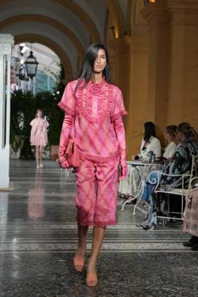 CHANEL Cruise Lago di Como 2025 2026 Runway A model walks the runway at the Chanel Cruise 2025 fashion show at Villa D Este on April 29, 2025 in Como, Italy Photo by Lucia Sabatelli Bestimage Como Italie  Copyright: xLuciaxSabatellix xBestimagexLuciaxSabatellix xBestimagex