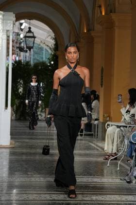 CHANEL Cruise Lago di Como 2025 2026 Runway A model walks the runway at the Chanel Cruise 2025 fashion show at Villa D Este on April 29, 2025 in Como, Italy Photo by Lucia Sabatelli Bestimage Como Italie  Copyright: xLuciaxSabatellix xBestimagexLuciaxSabatellix xBestimagex
