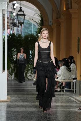 CHANEL Cruise Lago di Como 2025 2026 Runway A model walks the runway at the Chanel Cruise 2025 fashion show at Villa D Este on April 29, 2025 in Como, Italy Photo by Lucia Sabatelli Bestimage Como Italie  Copyright: xLuciaxSabatellix xBestimagexLuciaxSabatellix xBestimagex