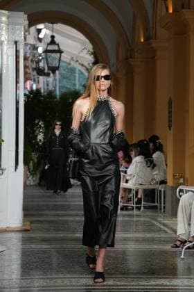 CHANEL Cruise Lago di Como 2025 2026 Runway A model walks the runway at the Chanel Cruise 2025 fashion show at Villa D Este on April 29, 2025 in Como, Italy Photo by Lucia Sabatelli Bestimage Como Italie  Copyright: xLuciaxSabatellix xBestimagexLuciaxSabatellix xBestimagex