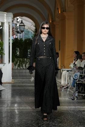 CHANEL Cruise Lago di Como 2025 2026 Runway A model walks the runway at the Chanel Cruise 2025 fashion show at Villa D Este on April 29, 2025 in Como, Italy Photo by Lucia Sabatelli Bestimage Como Italie  Copyright: xLuciaxSabatellix xBestimagexLuciaxSabatellix xBestimagex