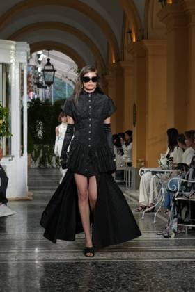 CHANEL Cruise Lago di Como 2025 2026 Runway A model walks the runway at the Chanel Cruise 2025 fashion show at Villa D Este on April 29, 2025 in Como, Italy Photo by Lucia Sabatelli Bestimage Como Italie  Copyright: xLuciaxSabatellix xBestimagexLuciaxSabatellix xBestimagex