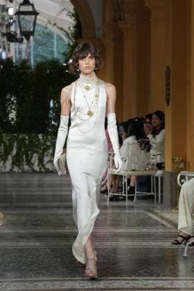 CHANEL Cruise Lago di Como 2025 2026 Runway A model walks the runway at the Chanel Cruise 2025 fashion show at Villa D Este on April 29, 2025 in Como, Italy Photo by Lucia Sabatelli Bestimage Como Italie  Copyright: xLuciaxSabatellix xBestimagexLuciaxSabatellix xBestimagex
