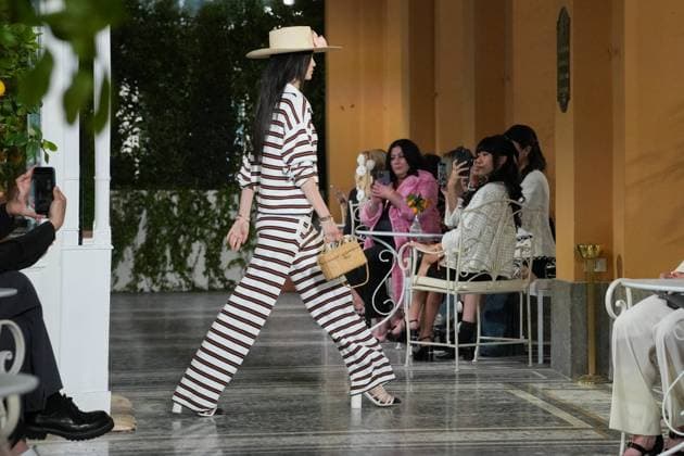 Entertainment Bilder des Tages CHANEL Cruise Lago di Como 2025 2026 Runway A model walks the runway at the Chanel Cruise 2025 fashion show at Villa D Este on April 29, 2025 in Como, Italy Photo by Lucia Sabatelli Bestimage Como Italie  Copyright: xLuciaxSabatellix xBestimagexLuciaxSabatellix xBestimagex