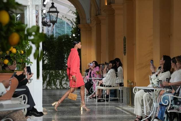 CHANEL Cruise Lago di Como 2025 2026 Runway A model walks the runway at the Chanel Cruise 2025 fashion show at Villa D Este on April 29, 2025 in Como, Italy Photo by Lucia Sabatelli Bestimage Como Italie  Copyright: xLuciaxSabatellix xBestimagexLuciaxSabatellix xBestimagex