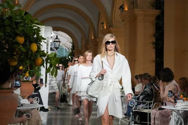 CHANEL Cruise Lago di Como 2025 2026 Runway A model walks the runway at the Chanel Cruise 2025 fashion show at Villa D Este on April 29, 2025 in Como, Italy Photo by Lucia Sabatelli Bestimage Como Italie  Copyright: xLuciaxSabatellix xBestimagexLuciaxSabatellix xBestimagex