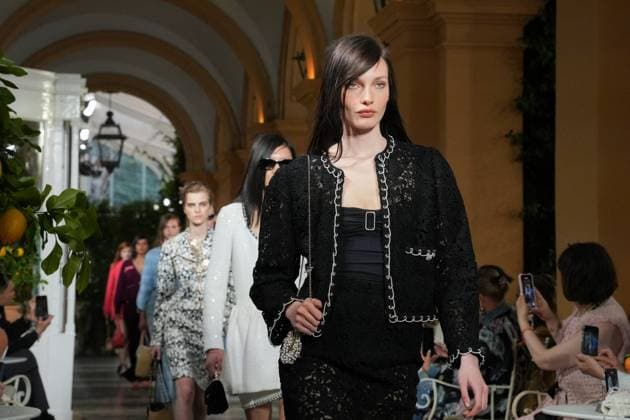CHANEL Cruise Lago di Como 2025 2026 Runway A model walks the runway at the Chanel Cruise 2025 fashion show at Villa D Este on April 29, 2025 in Como, Italy Photo by Lucia Sabatelli Bestimage Como Italie  Copyright: xLuciaxSabatellix xBestimagexLuciaxSabatellix xBestimagex