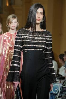 CHANEL Cruise Lago di Como 2025 2026 Runway A model walks the runway at the Chanel Cruise 2025 fashion show at Villa D Este on April 29, 2025 in Como, Italy Photo by Lucia Sabatelli Bestimage Como Italie  Copyright: xLuciaxSabatellix xBestimagexLuciaxSabatellix xBestimagex