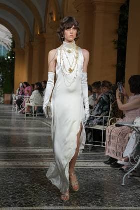 CHANEL Cruise Lago di Como 2025 2026 Runway A model walks the runway at the Chanel Cruise 2025 fashion show at Villa D Este on April 29, 2025 in Como, Italy Photo by Lucia Sabatelli Bestimage Como Italie  Copyright: xLuciaxSabatellix xBestimagexLuciaxSabatellix xBestimagex