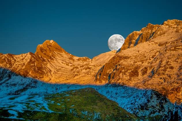 arera snowy mountain at sunset with full moon (License=RF) Copyright: xZoonar.com pierluigixPalazzix 23283099