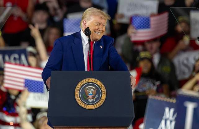USA, Donald Trump 100 Tagen im Amt - Rede in Warren, Michigan President Donald Trump smiles on stage at a rally at Macomb Community College in Warren, Michigan on Tuesday, April 29, 2025. Trump was celebrating his 100th day in office since returning to the White House for a non-consecutive second term as President.  WAR20250429809 RENAxLAVERTY