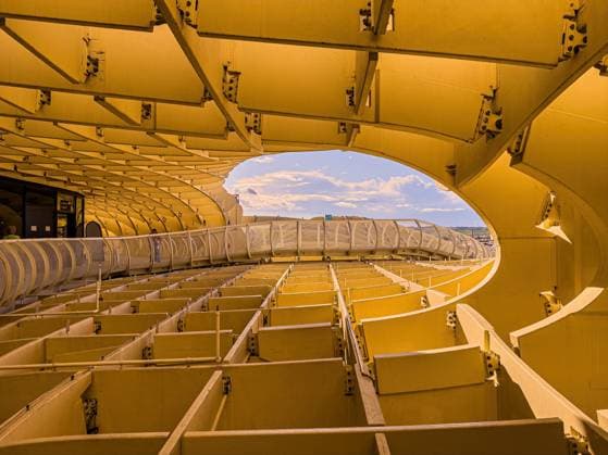 Creative Highlights World Metropol Parasol in Sevilla zeigt seine moderne Holzstruktur - SEVILLE, SPANIEN - 25. MÄRZ 2025 Modern wooden structure of Metropol Parasol in Seville, Spain, with walkway and cloudy sky - SEVILLE, SPAIN - MARCH 25, 2025 (License=RF) Copyright: xZoonar.com ÊrikxLattweinx 23301928