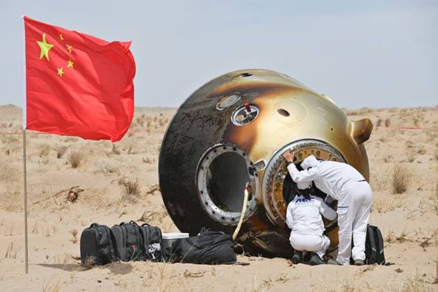Bilder des Jahres 2025, News 04 April News Themen der Woche KW18 Bilder des Jahres 2025, News 04 April News Bilder des Tages China, Raumfahrer der Shenzhou 19 Crew gelandet (250430) -- DONGFENG LANDING SITE, April 30, 2025 -- The return capsule of the Shenzhou-19 crewed spaceship, carrying astronauts Cai Xuzhe, Song Lingdong and Wang Haoze, touches down at the Dongfeng landing site in north China s Inner Mongolia Autonomous Region, April 30, 2025. The three astronauts are all in good health condition, according to the China Manned Space Agency. ) FOCUS Shenzhou-19 return capsule touches down on Earth MaxJinrui 