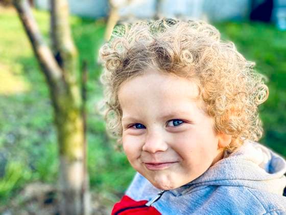 Creative Highlights Symbolfotos joyful boy 2 years old in the park, free space R_PMDCMQ210428A-732261-01 ,model released, Symbolfoto