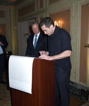 April 29, 2025, New York, New York, United States: Jake Gyllenhaal joins the legendary wall of caricatures at Sardi s in New York. April 29, 2025 New York United States - ZUMAp281 20250429_zea_p281_028 Copyright: xPhotoxImagexPressx