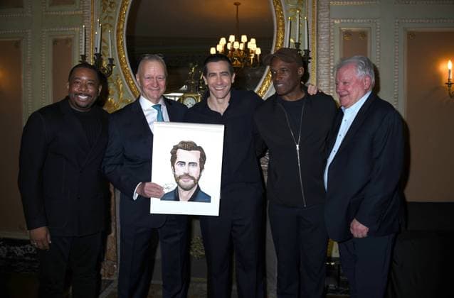 Bilder des Jahres 2025, Entertainment 04 April April 29, 2025, New York, New York, United States: Jake Gyllenhaal joins the legendary wall of caricatures at Sardi s in New York. April 29, 2025 New York United States - ZUMAp281 20250429_zea_p281_032 Copyright: xPhotoxImagexPressx