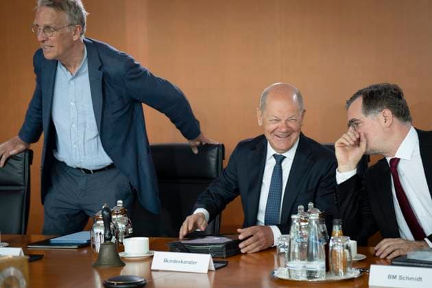 News Themen der Woche KW18 News Bilder des Tages Auftaktbilder, Kabinettssitzung, Bundesregierung Auftaktbilder, letzte Kabinettssitzung, Bundesregierung, Stefan Wenzel, Bundeskanzler, Olaf Scholz, Wolfgang Schmidt Berlin Berlin GER *** Opening pictures, Cabinet meeting, Federal Government Opening pictures, last cabinet meeting, Federal Government, Stefan Wenzel, Federal Chancellor, Olaf Scholz, Wolfgang Schmidt Berlin Berlin GER