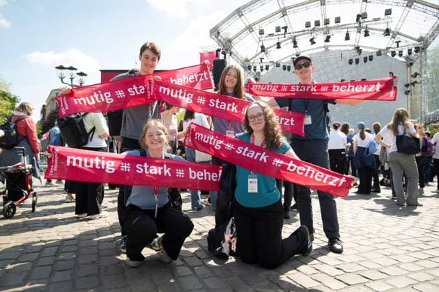 News Themen der Woche KW18 News Bilder des Tages Beginn des 39. Deutschen Evangelischen Kirchentags am Mittwoch (30.04.2025) in Hannover. (Foto: Chormitglieder aus Northeim mit Kirchentagsschals vor der Buehne auf dem Opernplatz in Hannover) Unter dem Leitwort mutig - stark - beherzt sind bis Sonntag rund 1.500 Veranstaltungen zu Glaubensfragen und gesellschaftlichen Themen wie Frieden, Klimaschutz und Rechtsextremismus geplant. Die Veranstalter rechnen mit rund 100.000 Besuchern.(Siehe epd-Meldung vom 30.04.2025) EDITORIAL USE ONLY *** Start of the 39th German Protestant Kirchentag on Wednesday 30 04 2025 in Hanover Photo Choir members from Northeim with Kirchentag scarves in front of the stage on the Opera Square in Hanover Around 1,500 events on questions of faith and social issues s Copyright: epd-bild TimxWegner Kirchentag1