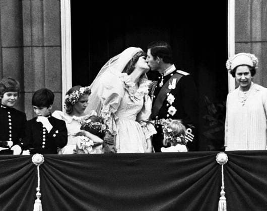 Princess Diana and Prince Charles. Princess Diana and Prince Charles kissing on their wedding day on the balcony at Buckingham Palace. Credit: The Sun.  Copyright: xArthurxsteelx