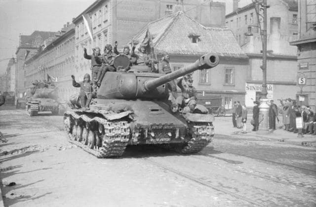 Archivbilder der Woche KW15 ***MAY 9, 1945 FILE PHOTO***Liberation of Prague by the Red Army, Protectorate of Bohemia and Moravia, Czechoslovakia, May 9, 1945. Pictured tanks of Red Army enter Prague streets. (CTKxPhoto ) CTKPhotoF202205160969301  CTKPhotoF202205160969301