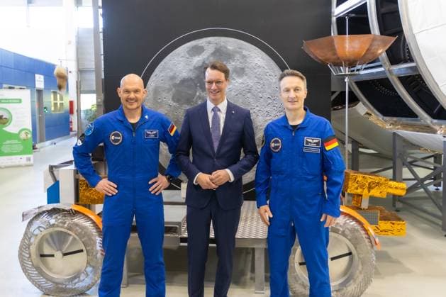 News Themen der Woche KW18 News Bilder des Tages Raumfahrtkonferenz SpaceTech.NRW in Köln - 30.04.2025 ESA Astronaut Alexander GERST, NRW Ministerpräsident Hendrik WÜST (CDU) und Raumfahrtbotschafter Prof. Dr. Reinhold EWALD - Die erste SpaceTech.NRW-Raumfahrtkonferenz findet in Köln statt. Organisiert wird die Veranstaltung von der Landesregierung Nordrhein-Westfalen in Zusammenarbeit mit der ESA und dem DLR, um Raumfahrt als Innovations- und Wirtschaftsfaktor zu stärken und Impulse für Zukunftsthemen wie Klimaschutz, Kommunikation und Infrastruktur zu setzen. Köln Wahn Nordrhein-Westfalen Deutschland *** SpaceTech NRW space conference in Cologne 30 04 2025 ESA astronaut Alexander GERST, NRW Minister President Hendrik WÜST CDU and space ambassador Prof Dr Reinhold EWALD The Copyright: xBonn.digitalx xMarcxJohnx