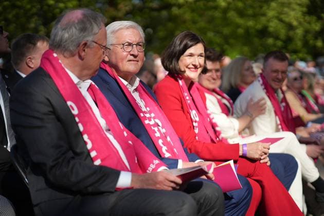 News Themen der Woche KW18 News Bilder des Tages Eroeffnungsgottesdienst des 39. Deutschen Evangelischen Kirchentags am Mittwoch (30.04.2025) vor dem Neuen Rathaus in Hannover. (Foto v.l.: Der niedersaechsische Ministerpraesident Stephan Weil (SPD), Bundespraesident Frank-Walter Steinmeier, Kristin Jahn, Generalsekretaerin Deutscher Evangelischer Kirchentag) Unter dem Leitwort mutig - stark - beherzt sind bis Sonntag rund 1.500 Veranstaltungen zu Glaubensfragen und gesellschaftlichen Themen wie Frieden, Klimaschutz und Rechtsextremismus geplant. Die Veranstalter rechnen mit rund 100.000 Besuchern. (Siehe epd-Meldung vom 30.04.2025) EDITORIAL USE ONLY *** Opening service of the 39th German Protestant Church Congress on Wednesday 30 April 2025 in front of the New Town Hall in Hanover Phot Copyright: epd-bild TimxWegner epd-Kirchentag21-kopieren