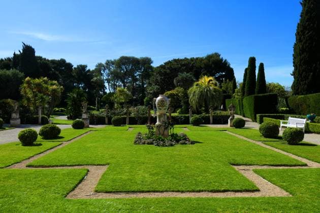 Villa et jardins Ephrussi de Rothschild Sylvestre MAXPPP saint jean cap ferrat France 30 04 2025 villa ephrussi de rothschild, jardin a la française A palace built during the Belle Epoque and its magnificent gardens Located between Nice and Monaco, overlooking the Mediterranean, the Villa Ephrussi de Rothschild is a magnificent palace surrounded by nine themed gardens French garden, Spanish garden, Florentine garden, lapidary garden, Japanese garden, exotic garden, Provencal garden, roseraie Villa et jardins Ephrussi de Rothschild Saint Jean Cap Ferrat France April 30 2025 A villa built during the Belle Epoque and its magnificent gardens Located between Nice and Monaco, overlooking the Mediterranean, the Villa Ephrussi de Rothschild is a m  Copyright: xMAXPPPxSylvestrex SYL202504306127 SYL202504306127