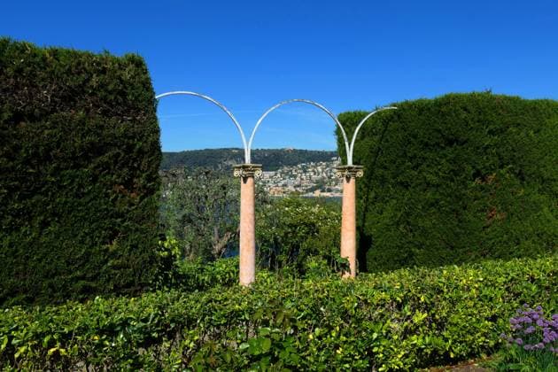 Villa et jardins Ephrussi de Rothschild Sylvestre MAXPPP saint jean cap ferrat France 30 04 2025 villa ephrussi de rothschild, jardin a la française A palace built during the Belle Epoque and its magnificent gardens Located between Nice and Monaco, overlooking the Mediterranean, the Villa Ephrussi de Rothschild is a magnificent palace surrounded by nine themed gardens French garden, Spanish garden, Florentine garden, lapidary garden, Japanese garden, exotic garden, Provencal garden, roseraie Villa et jardins Ephrussi de Rothschild Saint Jean Cap Ferrat France April 30 2025 A villa built during the Belle Epoque and its magnificent gardens Located between Nice and Monaco, overlooking the Mediterranean, the Villa Ephrussi de Rothschild is a m  Copyright: xMAXPPPxSylvestrex SYL202504306132 SYL202504306132