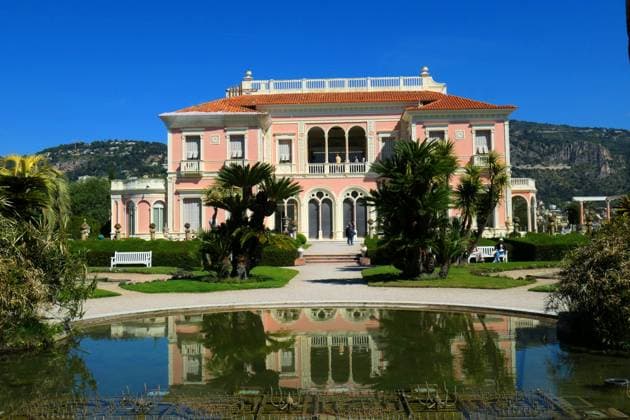 Villa et jardins Ephrussi de Rothschild Sylvestre MAXPPP saint jean cap ferrat France 30 04 2025 villa ephrussi de rotjschild A palace built during the Belle Epoque and its magnificent gardens Located between Nice and Monaco, overlooking the Mediterranean, the Villa Ephrussi de Rothschild is a magnificent palace surrounded by nine themed gardens French garden, Spanish garden, Florentine garden, lapidary garden, Japanese garden, exotic garden, Provencal garden, roseraie Villa et jardins Ephrussi de Rothschild Saint Jean Cap Ferrat France April 30 2025 A villa built during the Belle Epoque and its magnificent gardens Located between Nice and Monaco, overlooking the Mediterranean, the Villa Ephrussi de Rothschild is a magnificent palace surro  Copyright: xMAXPPPxSylvestrex SYL202504306140 SYL202504306140