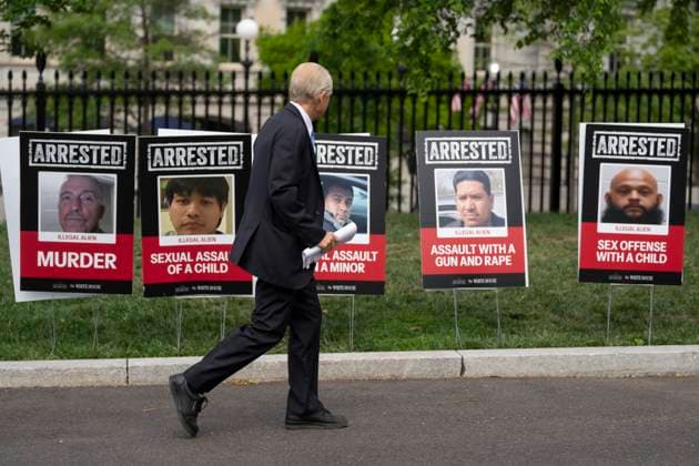 News Themen der Woche KW18 News Bilder des Tages Peter Navarro, Senior Counselor to the President for Trade and Manufacturing looks at signs posted at the White House in Washington, DC as he walks to speak to the media, April 30, 2025. Copyright: xChrisxKleponisx xCNPx MediaPunchx