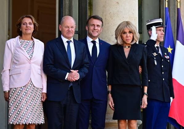 News Themen der Woche KW18 News Bilder des Tages President Emmanuel Macron and his wife the First Lady Brigitte Macron receive the Chancellor of the Federal Republic of Germany, Olaf Scholz and his wife Britta Ernst for dinner at the Palais présidentiel de lElysée in Paris French President Emmanuel Macron and his wife the First Lady Brigitte Macron receive the Chancellor of the Federal Republic of Germany, Olaf Scholz et sa femme Britta Ernst pour un dîner au Palais présidentiel de lElysée, à Paris, France, le 30 avril 2025 Christian Liewig Bestimage French President Emmanuel Macron and his wife, First Lady Brigitte Macron, welcome German Chancellor Olaf Scholz and his wife Britta Ernst for dinner at the Elysée Palace in Paris, France, on April 30, 2025 Christian Liewig Bestimage Paris F  Copyright: xChristianxLiewigx xBestimagexChristianxLiewigx xBestimagex