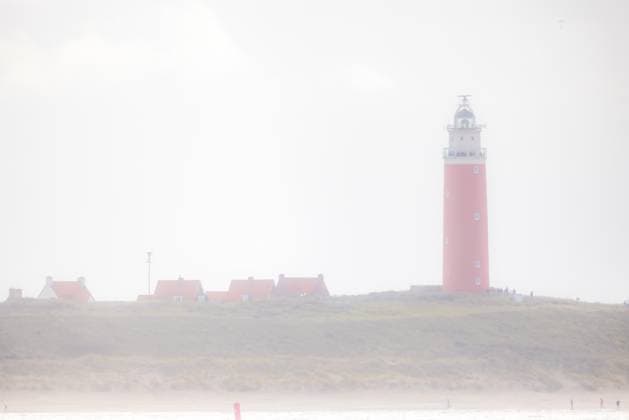 Eierland, De Cocksdorp, Texel, Niederlande, 28. Oktober 2024, Ein schöner Leuchtturm an einem nebligen Tag Eine atemberaubende Küstenlandschaft Eierland, De Cocksdorp, Texel, Niederlande, 28. Oktober 2024, Ein schöner Leuchtturm an einem nebligen Tag Eine atemberaubende Küstenlandschaft (License=RF) Copyright: xZoonar.com BjornxBeheydtx 23297242
