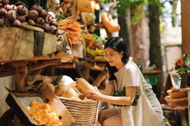 Frau hält einen Kürbis. Lächelnde Frau beim Einkaufen auf einem Bauernmarkt. Woman holding a pumpkin. Smiling female shopping on a farmers market. (License=RF) ,model released, Symbolfoto Copyright: xZoonar.com ArtemxVarnitsinx 23294038 ,model released, Symbolfoto ,property released